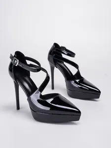 Nahaufnahme schwarzer Lackleder-Plateau-Stilettos mit spitzer Zehenpartie und Riemen