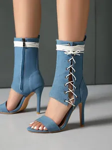 Vue détaillée des élégantes sandales à talons hauts en denim bleu clair lacées
