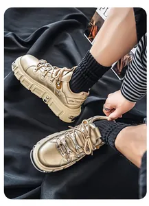 Dettaglio sneakers punk da uomo con zeppa dorata e accenti metallici hardware