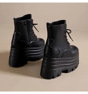 Detailaufnahme schwarzer 14-cm-Plateau-Stiefeletten aus mattem Leder mit Reißverschluss