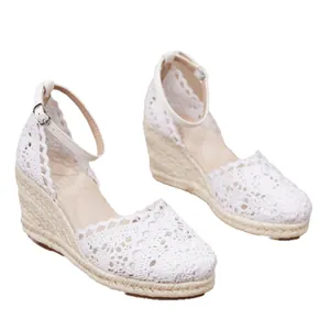Elegantes sandalias de cuña con encaje blanco y correa al tobillo para el verano