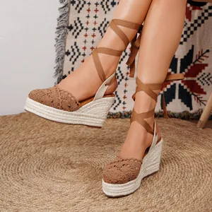 Sandalias de cuña de ganchillo con cintas para atar para las vacaciones de verano