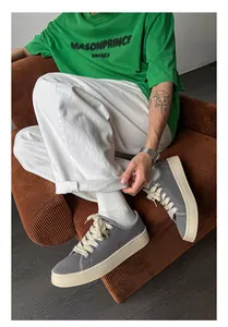 Vista dettagliata delle sneakers retrò in tela grigia da uomo con suole color crema