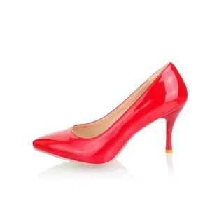 Vue latérale d'élégants escarpins stiletto en cuir verni rouge avec bout pointu et talon haut