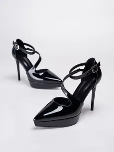 Elegante schwarze Plateau-High-Heels aus Lackleder mit gekreuzten Knöchelriemen