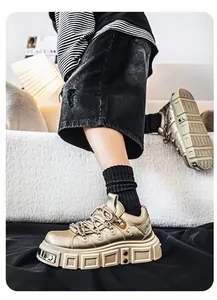 Dettaglio delle sneakers platform metallizzate oro da uomo con accenti in stile punk