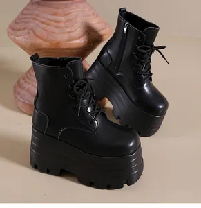 Detail von 14 cm hohen schwarzen Plateau-Stiefeletten für Cosplay und mutige Mode.