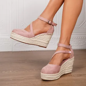 Stylische rosa geschlossene Keilsandaletten mit geflochtener Hanfplattform und Knöchelriemen.