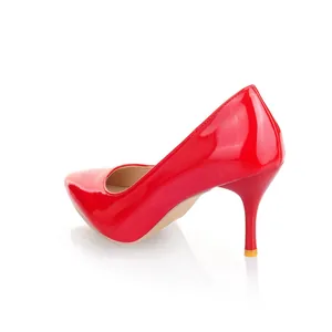 Vue détaillée d'escarpins stiletto en cuir verni rouge avec bout pointu.
