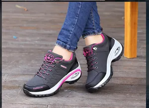 Vista detallada de zapatillas de senderismo para mujer con cámara de aire y suela gruesa