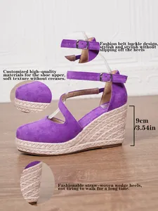 Détail rapproché des sandales compensées en daim violet avec plateforme tressée
