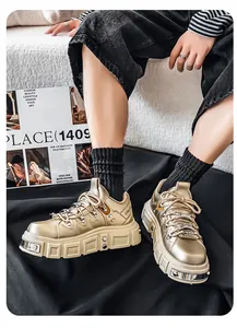 Dettaglio ravvicinato di sneaker dorate metallizzate con plateau stile streetwear