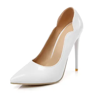 Vista detallada de elegantes zapatos de tacón en charol blanco con punta y borde festoneado