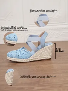 Detalle de sandalia con cuña de ganchillo azul claro con plataforma de esparto de 8 cm