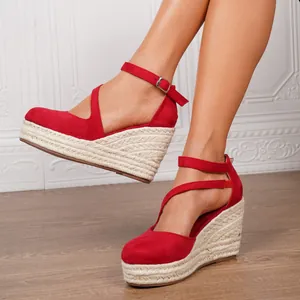 Stylische rote Espadrille-Keilsandaletten aus Wildleder mit Knöchelriemen und Jute-Plateau