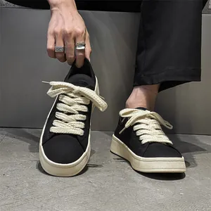 Scarpe in tela retrò da uomo con lacci spessi e suole chunky in bianco sporco