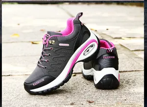 Primer plano detallado de zapatillas de deporte para mujer grises y rosas con cámara
