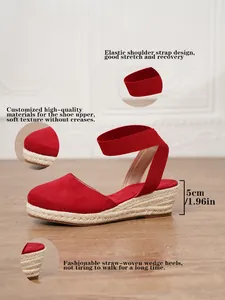 Detalle de las alpargatas de cuña rojas con correa elástica y tacón de 5 cm de altura.