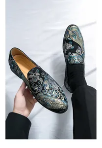 Detailansicht von Herren-Loafern mit aufwendiger blau-goldener Paisley-Stickerei.