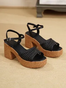 Vista detallada de sandalias de plataforma trenzadas negras con cuña de corcho para mujer