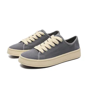 Scarpe in tela grigia minimaliste con lacci beige spessi e suola platform stile retrò