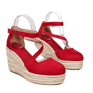 Stylische rote Keilsandaletten mit geschlossener Zehenpartie und Espadrille-Plateau