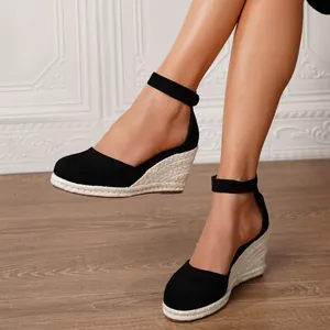 Elegantes sandalias de cuña negras para mujer, ideales para las vacaciones de verano.
