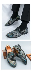 Detailansicht bestickter Herren-Loafer mit Paisley-Muster und eleganten Vintage-Requisiten