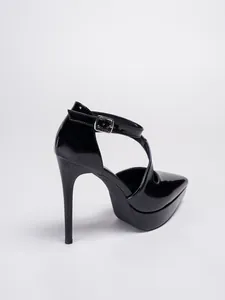 Detaillierte Seitenansicht eleganter schwarzer Lackleder-Plateau-Stilettos mit Knöchelriemen