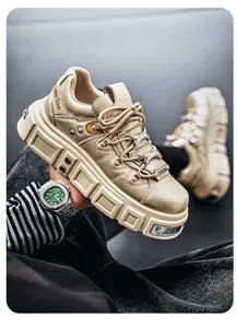 Primo piano di sneaker chunky con plateau in pelle oro metallizzato e stile punk streetwear.