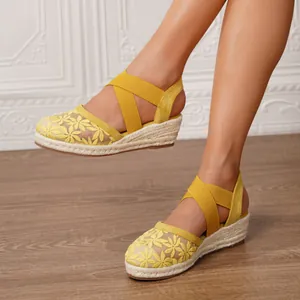 Elegantes alpargatas de cuña amarillas con bordado de margaritas y correas cruzadas