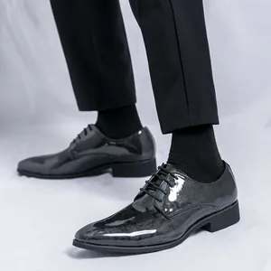 Chaussures habillées élégantes en cuir verni noir à bout pointu pour homme et mariage.
