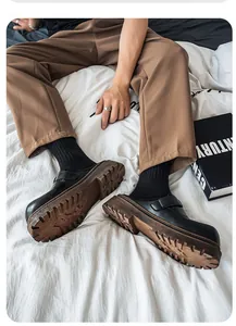 Zuecos de cuero negro para hombre con suela de lengüeta gruesa en un entorno real