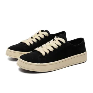 Sneakers retrò in tela nera da uomo con lacci spessi color crema e suole robuste