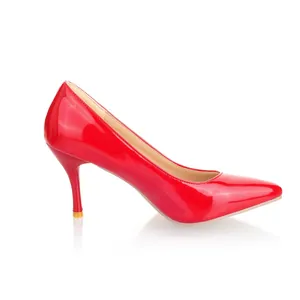 Élégantes chaussures à talons aiguilles en cuir verni rouge pour femmes, vue de profil