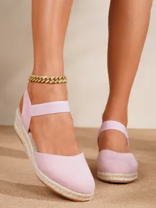 Elegantes alpargatas de cuña rosa con puntera cerrada y suela de plataforma de yute trenzado