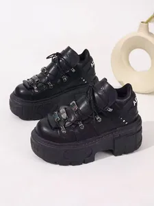 Schwarze Gothic-Punk-Sneaker mit dicker Plateausohle und metallischen Akzenten