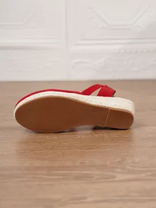 Detalle visual de la suela antideslizante y el tacón de cuña de la alpargata roja