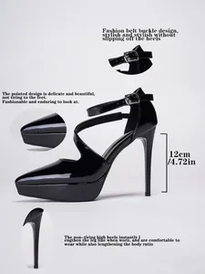Detailansicht eleganter schwarzer Lackleder-Plateausandalen mit einem 12 cm Stilettoabsatz
