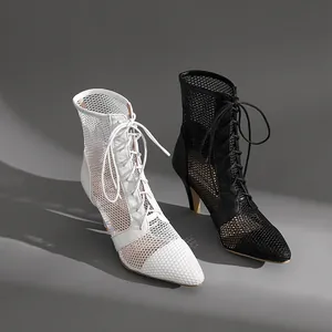 Eleganti stivaletti stringati in rete a punta con tacco alto in nero e bianco