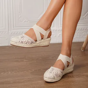Elegantes alpargatas de cuña con bordado floral y tiras elásticas cruzadas
