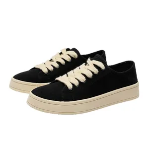 Sneakers classiche da uomo in tela nera con lacci spessi beige e suola con zeppa