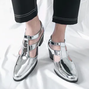 Sandales à talons hauts argentées pour hommes avec design découpé à la mode.