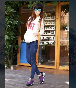 Foto de estilo de vida de zapatos deportivos morados para mujer con suelas de aire