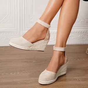 Elegantes alpargatas de cuña en lona beige con correa al tobillo y suela de yute para el verano