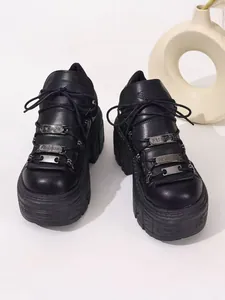 Nahaufnahme schwarzer Gothic-Punk-Plateau-Sneaker mit markanten metallischen Schnallendetails