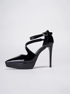 Seitenansicht eleganter schwarzer Lackleder-Stilettos mit Plateau und Knöchelriemen.