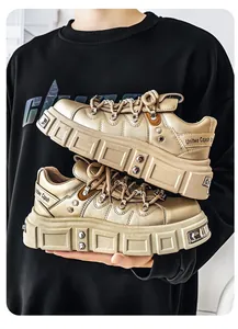 Dettaglio macro di sneaker platform punk heavy metal dorate con accenti metallici