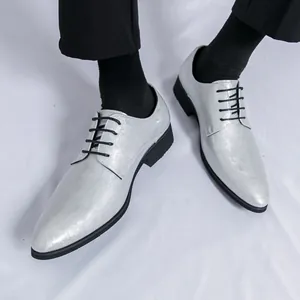 Chaussures richelieu argentées à bout pointu en cuir verni pour homme mariage