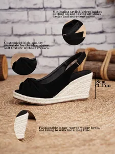 Vista detallada de sandalias de cuña de esparto para mujer, tacón 8cm y velcro
